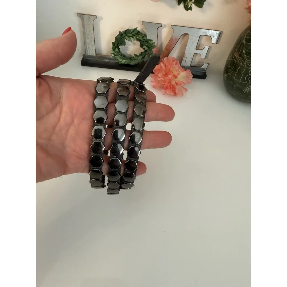 Gap Black Leather Skinny Belt With Gun Metal Colored Adornment Fits 33-37
